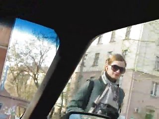 普塔塔一下子被两只公鸡穿过，她的一个兄弟