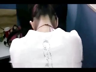 她用她的屁股从她丈夫那里得到牛奶