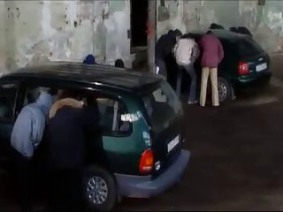拉丁尼尼塔被她的继父抓住了